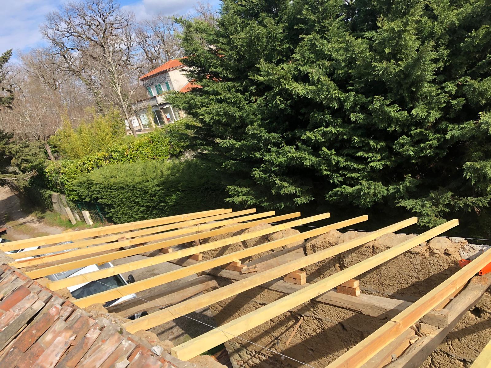 Charpente bois neuve en cours de pose